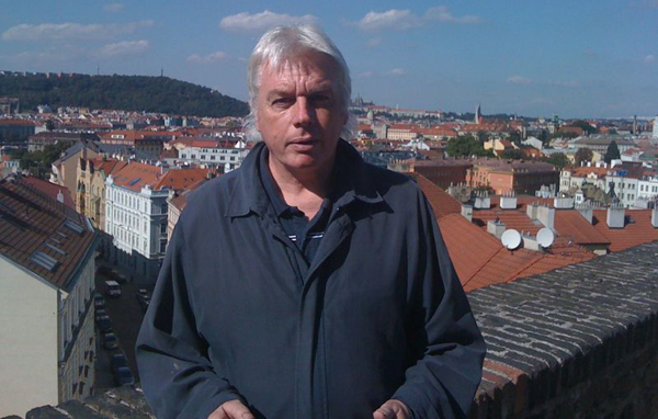 ŽIJEME VE ZMANIPULOVANÉ REALITĚ? ZEPTEJTE SE "KONSPIRAČNÍHO GURU" DAVIDA ICKA.